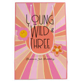 Jong, Wild & Drie | Verjaardagscadeauzak | roze Medium Cadeauzakje (Achterkant)