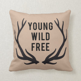 jong, wild, vrij, tekstontwerp met hertengeweien kussen