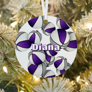 Jonge atleet houdt paarse grijze basketballen metalen ornament