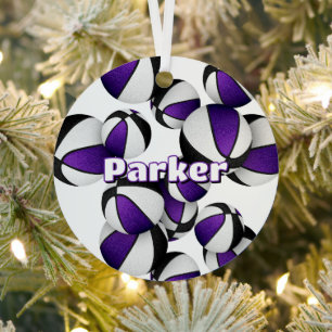 Jonge atleet houdt paarse zwarte basketballen metalen ornament