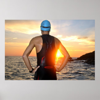 jonge atleet triathlon voor zonsopgang poster