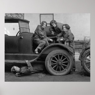 Jonge dame automonteurs, 1927. Oude foto Poster