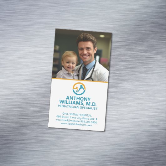 Jonge dokter die lachend kind vasthoudt magnetisch visitekaartje (Voorbeeld)