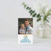 Jonge dokter die lachend kind vasthoudt visitekaartje (Staand voorkant)