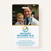 Jonge Dokter Holding Lachend Kind Badge (Voorkant)