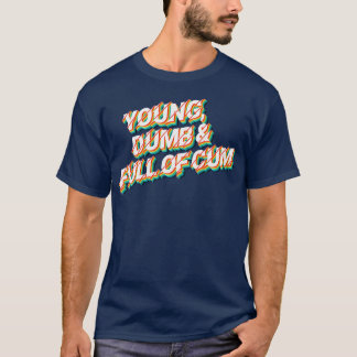 Jonge domme vol met 80s retro stijl typografische  t-shirt