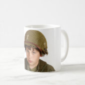 Jonge jongen verkleed als soldaat. koffiemok (Voorkant rechts)