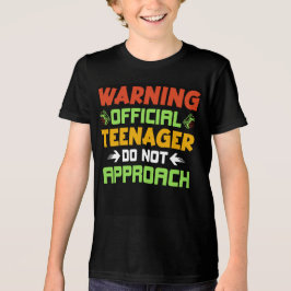 Jonge jongen zwart T-shirt met 13e jaartekst.