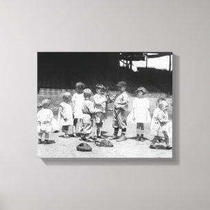 Jonge jongens en meisjes op het veld Baseball Canvas Afdruk
