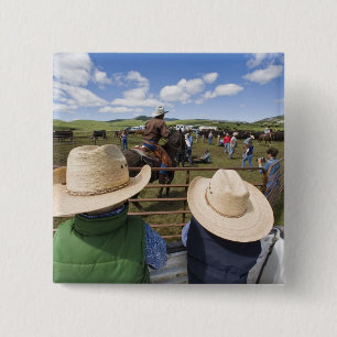 Jonge jongens nemen deel aan de Hughes Ranch in 20 Vierkante Button 5,1 Cm