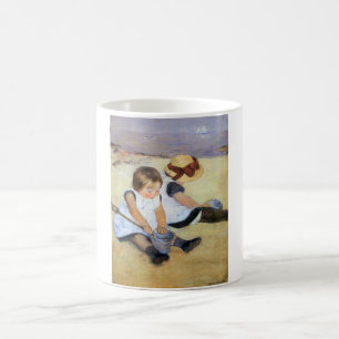 Jonge kinderen die op de strand spelen (Mary Cassa Koffiemok