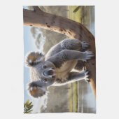 Jonge Koala bij een meer Theedoek (Verticaal)