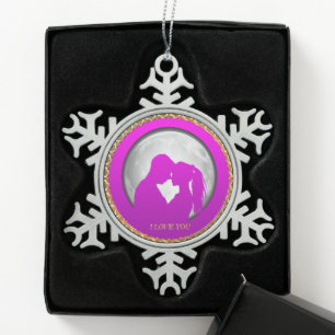 Jonge koppel roze silhouet die elkaar zoenen tin sneeuwvlok ornament