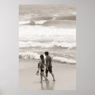 Jonge koppels die op het strand lopen poster