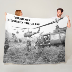JONGE MANNEN IN DE GRAS FLEECE DEKEN