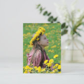 Jonge meid in de zomerdag. briefkaart (Staand voorkant)