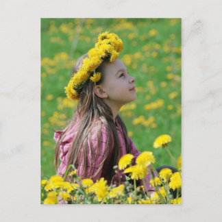 Jonge meid in de zomerdag. briefkaart