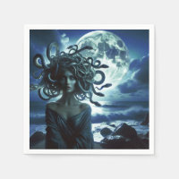 Jonge mooie Medusa bij de maan en oceaan
