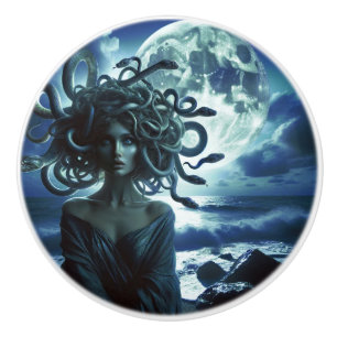 Jonge mooie Medusa bij de Maan & Oceaan Keramische Knop