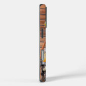 Jonge Native American poseert op houten muur Case-Mate iPhone Case (Achterkant / Rechts)