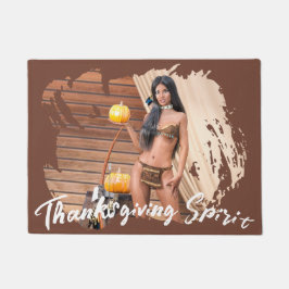 Jonge Native American poseert op houten muur Deurmat