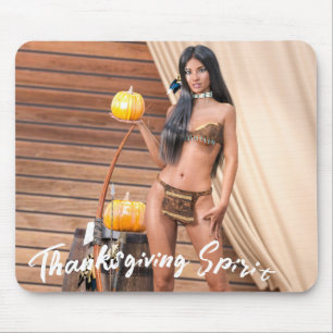 Jonge Native American poseert op houten muur Muismat