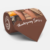 Jonge Native American poseert op houten muur Stropdas (Opgerold)