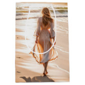 Jonge Vrouw die het Strand lopen Medium Cadeauzakje (Voorkant)