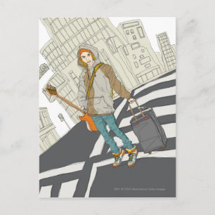 Jonge vrouw die op straat staat met bagage briefkaart