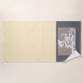 jonge vrouw in een yogahouding strandlaken