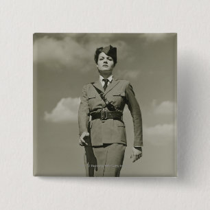 Jonge vrouw in militaire mars op daken vierkante button 5,1 cm