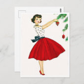 Jonge vrouw in rode jurk die kerstboom versiert briefkaart (Voorkant / Achterkant)