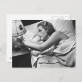 Jonge vrouw liggend op bed die lamp afzetten briefkaart (Voorkant / Achterkant)