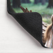 Jonge vrouw met bos eekhoorn muismat (Hoek)