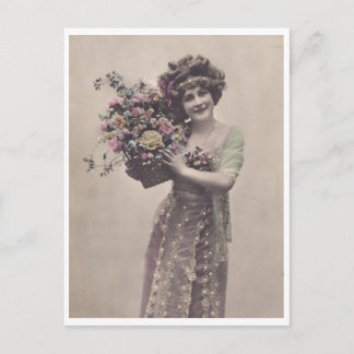 Jonge vrouw met een prachtige kleedband briefkaart