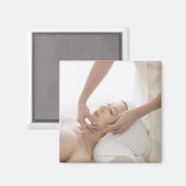 Jonge vrouw met gelaatsmassa magneet (Voorkant / Achterkant)