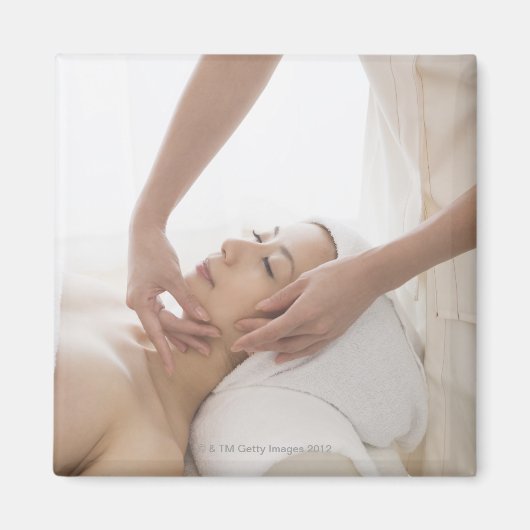 Jonge vrouw met gelaatsmassa magneet (Voorkant)