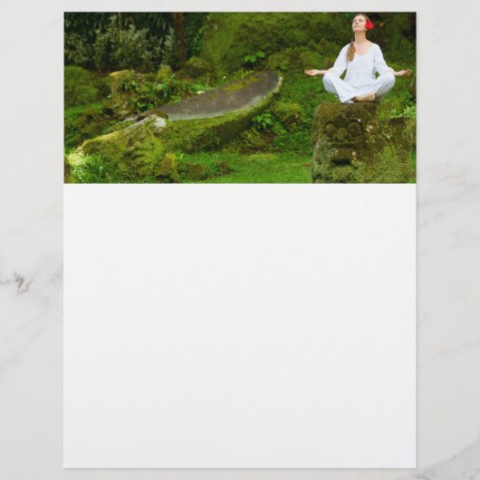 Jonge vrouw oefent yoga flyer (Voorkant)