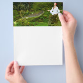 Jonge vrouw oefent yoga flyer (Hand)