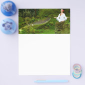 Jonge vrouw oefent yoga flyer (Enkel)