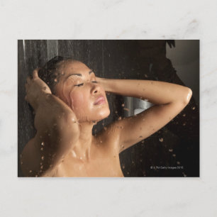Jonge vrouw onder de douche briefkaart