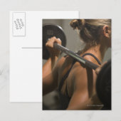 Jonge vrouw spuit met barbel, achterste uitzicht briefkaart (Voorkant / Achterkant)