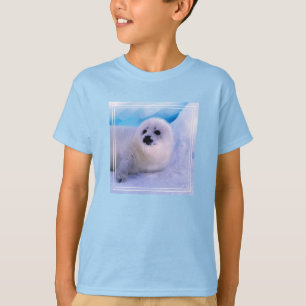 Jonge zeehond bedekt met sneeuwvlokken t-shirt
