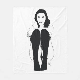 Jonge zittende vrouw fleece deken