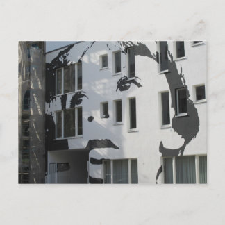 jongen aan de muur briefkaart