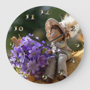 Jongen aan logbestand met bloemen grote klok
