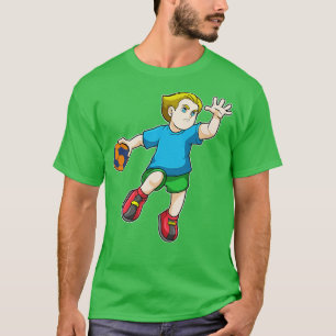 Jongen bij Jumping gooien met Handball T-shirt