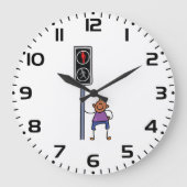 Jongen bij voetgangersoversteekplaats met rood sto grote klok (Voorkant)