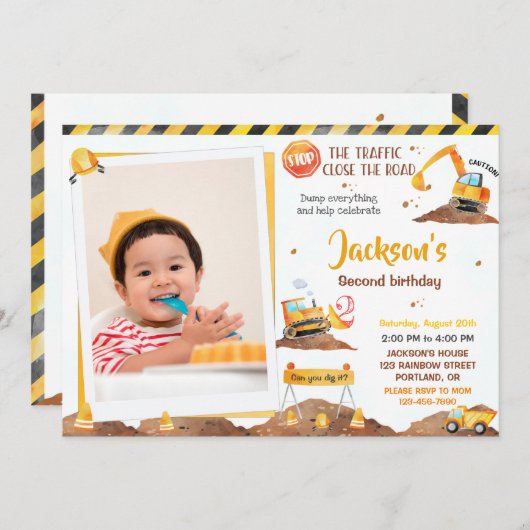 Jongen bouwt een verjaardagsuitnodiging met foto kaart (Voorkant / Achterkant)