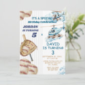 Jongen broer en zus honkbal en vliegtuig gezamenli kaart (Staand voorkant)